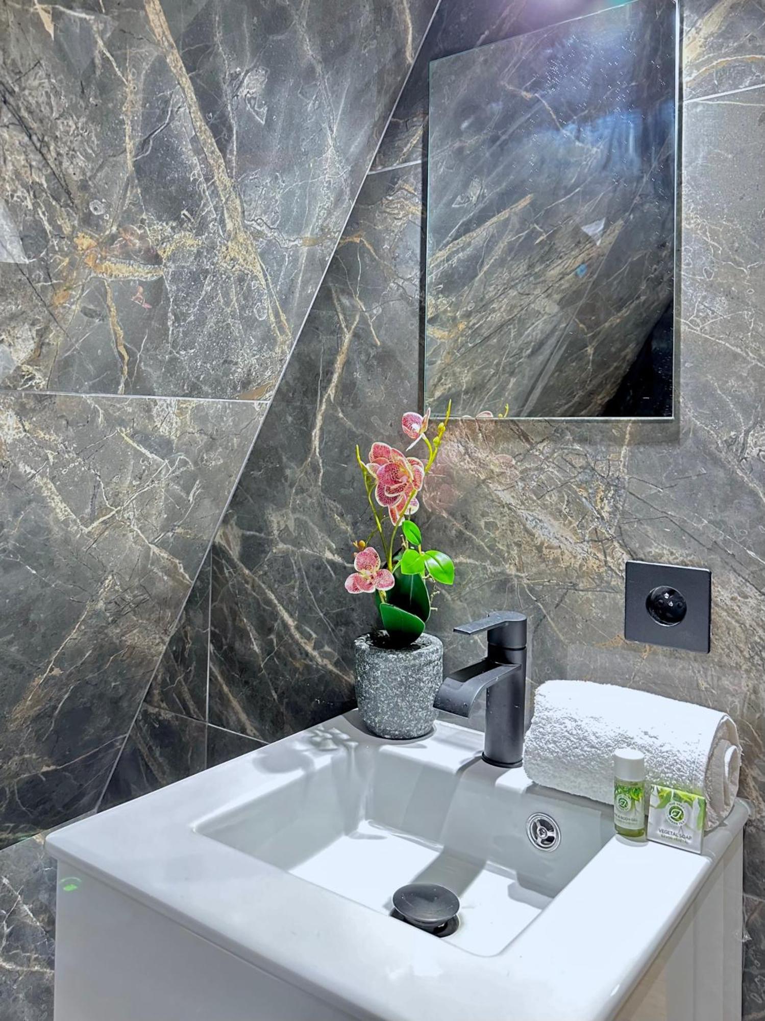 Le Marais' Finest Luxurious Apartment Paris Exterior foto